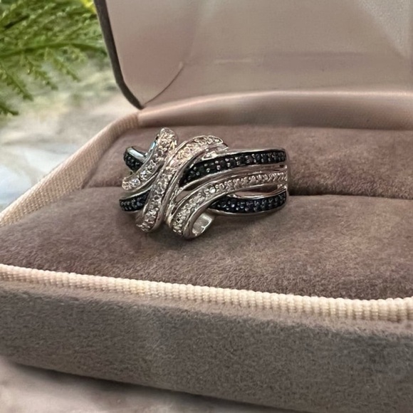 Vintage Blue and White Diamond Crossover style ring. Solid 925 Sterling Silver. - Picture 5 of 15